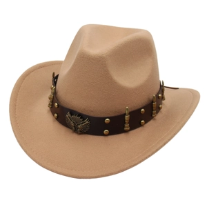 Détail du chapeau de cowboy en feutre avec bande en cuir et clous métalliques