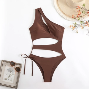 Détail d'un maillot de bain marron café à une épaule avec découpes et lien décoratif