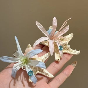 Details von Stoffblumen und Seestern Haarklammern in Blau und Rosa mit Strasssteinen