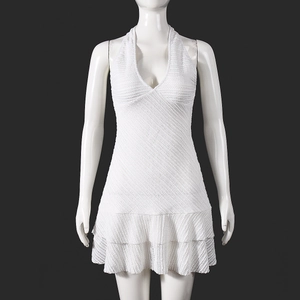 Détail du tissu crocheté blanc pour robe courte dos nu avec ourlet à volants