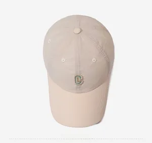 Draufsicht auf beige schnelltrocknende Baseballkappe mit C-Stickerei und Luftlöchern