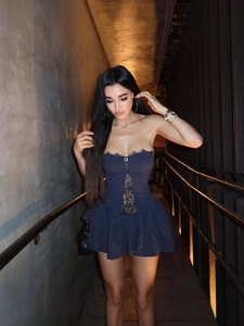 Robe bustier courte à rayures marine avec dentelle noire ajourée et ourlet volanté