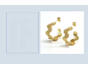 Vue macro détaillée des boucles d'oreilles créoles plissées en acier plaqué or 18 carats