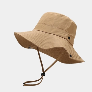 Dettaglio cappello parasole kaki a tesa larga con cordino antivento e bottoni metallici