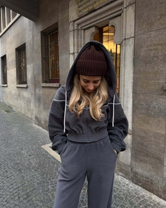 Gros plan sur un ensemble sweat à capuche court gris foncé avec texture polaire douce