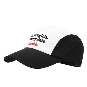 Quick-dry 5-panel baseball cap in black and white with contrast letter embroidery