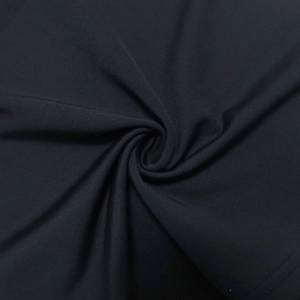 Détail de la texture d'un tissu noir doux avec des plis en spirale pour haut de femme