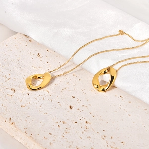 Collier doré minimaliste avec pendentif goutte irrégulier sur socle en pierre beige