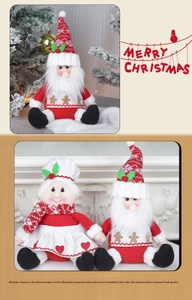 Détail de poupées de Noël en peluche avec toques de chef, broderies et écharpes rouges