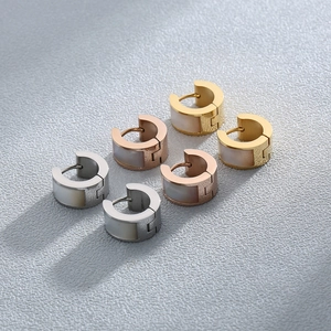 Trois paires de boucles d'oreilles en acier inoxydable argent, or et rose avec nacre