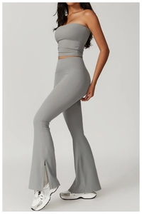 Détail du haut de sport gris sans bretelles et du legging évasé à coutures latérales