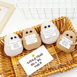 Handgefertigte Häkel-Glückskartoffeln mit Motivationskarten und Geschenkdisplay
