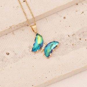 Collier à pendentif papillon en dégradé bleu-vert avec cristaux et chaîne dorée fine