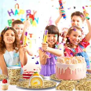 Goldfolien Partygeschirr-Set aus Papptellern und Bechern bei einer Kindergeburtstagsfeier