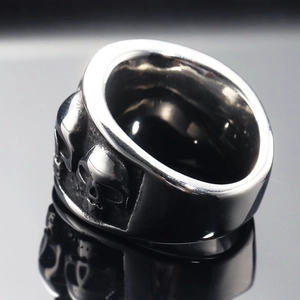 Anello in acciaio inossidabile stile gothic hip-hop con tre teschi in rilievo 3D