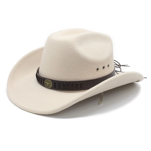 Détail du chapeau de cowboy en feutre crème avec bandeau en cuir et logo tête de taureau