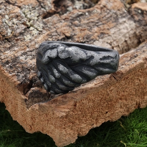 Détail d'une bague de poignée de main vintage avec finition en métal oxydé argent antique