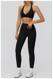 Dettaglio completo di un set da yoga nero in due pezzi con reggiseno a V e leggings