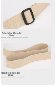 Détail de la bandoulière réglable en nylon beige avec une boucle en métal noir mat