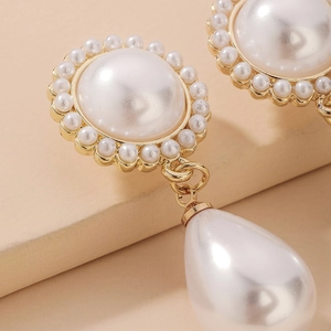 Boucles d'oreilles vintage en perles d'eau avec monture dorée et style chic français