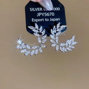 Eleganti orecchini in argento S925 con foglie di zircone su scheda di presentazione