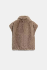 Vue arrière du gilet chic en fausse fourrure beige montrant la texture dense et synthétique