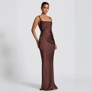 Elegantes schokoladenbraunes Satin-Abendkleid mit Spaghettiträgern und plissierter Taille