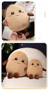 Comparaison détaillée de peluches patates de tailles variées sur une couverture