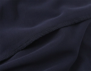 Vue macro détaillée de la texture du tissu plissé et des coutures fines sur la robe