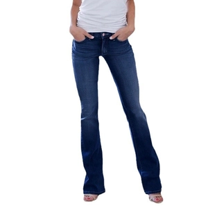 Jean évasé coupe ajustée bleu foncé pour femme en denim délavé sur fond blanc