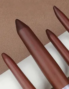 Vue macro des manches en bois massif poli finition séquoia pour pinceaux de maquillage