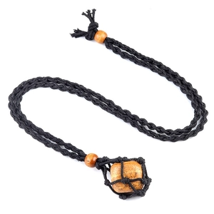Dettaglio della collana artigianale con sacchetto a rete intrecciato e pietra naturale