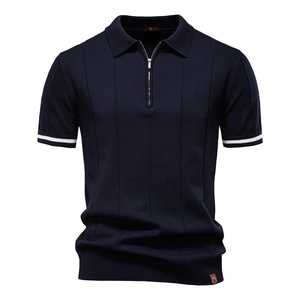 Dettaglio della polo in maglia blu navy con strisce bianche e trama a coste verticali