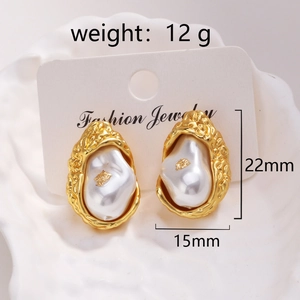 Détail de boucles d'oreilles lave plaquées or 18k avec perles baroques sur carte bijoux