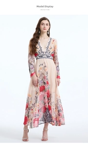 Dettaglio dell'abito in chiffon floreale con scollo a V e motivo boho colorato