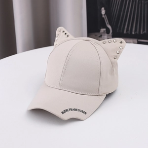 Gorra de béisbol beige con orejas de gato, remaches y bordado en la visera frontal