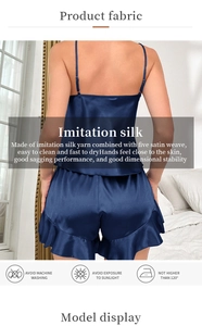 Vue arrière d'un ensemble de pyjama en satin bleu marine avec caraco et short