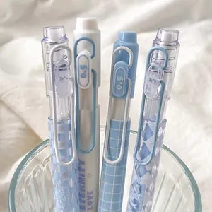 Set di quattro penne gel a scacchi blu e bianche da 0,5mm in un bicchiere