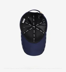 Vue détaillée de l'intérieur d'une casquette en coton bleu marine avec boucle en métal