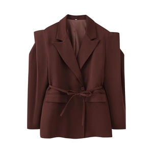 Détail d'un blazer marron café avec épaules structurées, ceinture à nouer et manches étagées