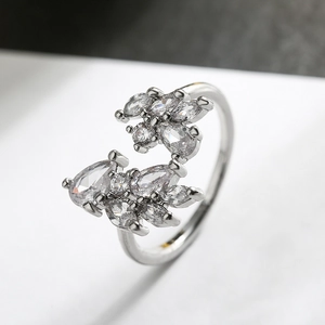 Anello aperto in argento con motivo a foglie e pietre marquise in zirconia cubica lucida
