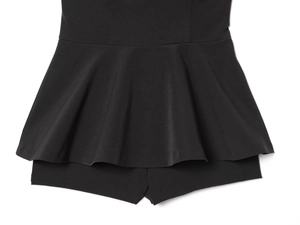 Détail de la taille à basque et de la texture du tissu du combishort bustier noir élégant