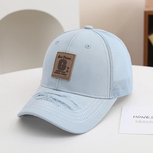 Primo piano del cappello celeste per bambini con visiera consumata e dettaglio logo.