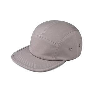 Dettaglio cappello camper grigio a cinque pannelli con cuciture e occhielli in metallo