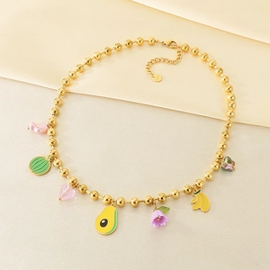 Détail du collier à billes dorées avec pendentifs colorés en émail avocat et fruits