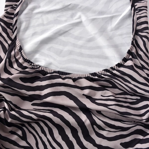 Detailansicht des Zebra-Musters und des elastischen Ausschnitts des figurbetonten Kleides