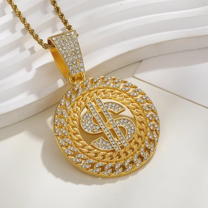 Gros plan du pendentif dollar doré avec strass brillants et chaîne torsadée élégante