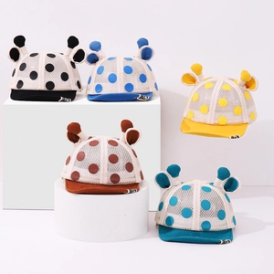 Détail de chapeaux de soleil respirants en mesh pour bébés avec pois colorés et oreilles 3D
