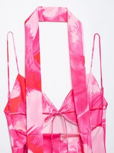Detailansicht der Nackenbindung und des abstrakten rosa Batikmusters auf dem Sommerkleid