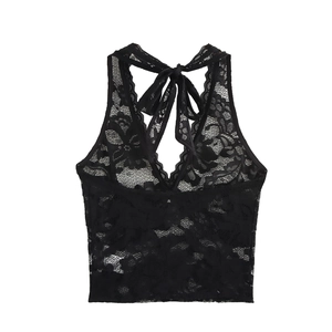Dettaglio del top all'americana in pizzo nero con fiocco posteriore e tessuto floreale